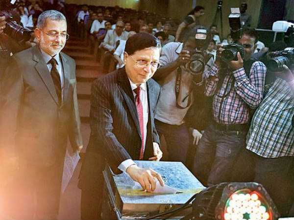 Nice gesture! Supreme Court Judges Kurian Joseph and KM Joseph sing for Kerala flood relief Nice gesture! Supreme Court Judges Kurian Joseph and KM Joseph sing for Kerala flood relief