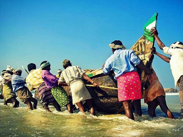 ఏడుగురు మత్స్యకారులు...చేపల వేట