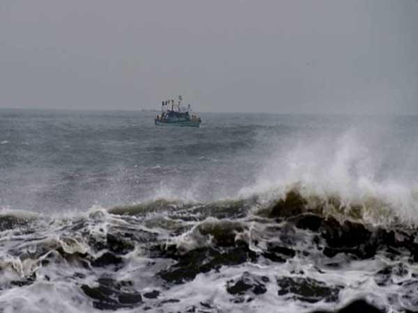 తుఫాన్..చుట్టుముట్టింది