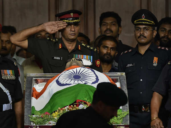 ఆ ప్రముఖుల సరసన కరుణానిధి