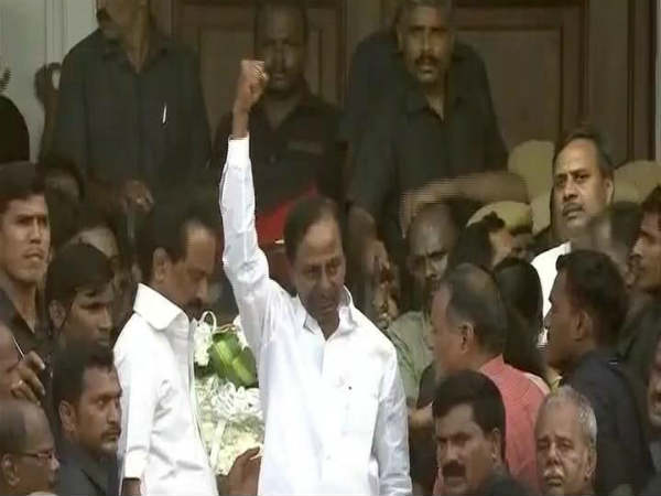 అమర్ రహే అంటూ నినాదాలు