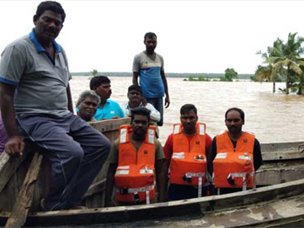 చుట్టుముట్టిన వరద.. భయాందోళనలో ప్రజలు చుట్టుముట్టిన వరద.. భయాందోళనలో ప్రజలు