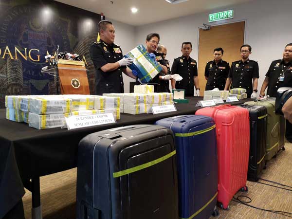 Charges framed on Malaysian former spies for stealing govt funds Charges framed on Malaysian former spies for stealing govt funds