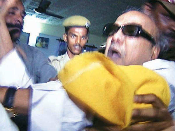 2001లో కరుణానిధిని అర్థరాత్రి అరెస్టు చేయించిన జయలలిత