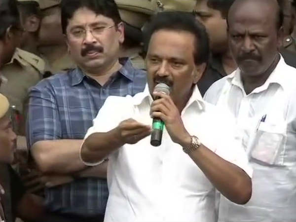 Karunanidhi no more: Massive crowd at Rajaji Hall, several injured in stampede Karunanidhi no more: Massive crowd at Rajaji Hall, several injured in stampede