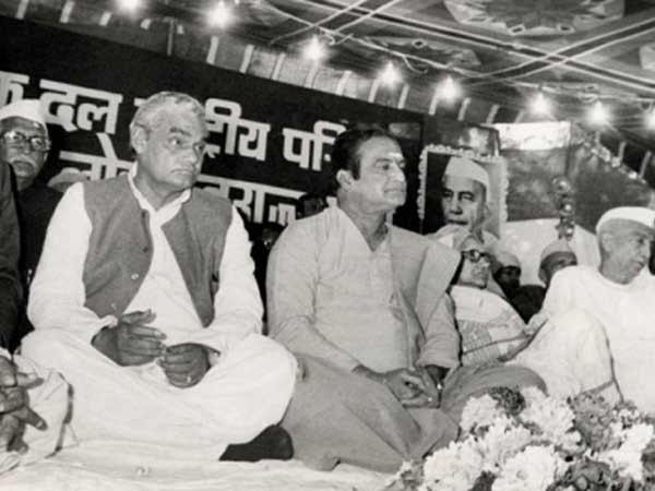 విజయవాడలో ఇడ్లీలు.. ఎన్టీఆర్ స్వయంగా.. విజయవాడలో ఇడ్లీలు.. ఎన్టీఆర్ స్వయంగా..