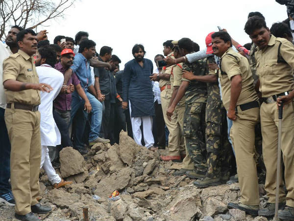 పవన్ ...సెల్ ఫోన్ లో నిక్షిప్తం పవన్ ...సెల్ ఫోన్ లో నిక్షిప్తం