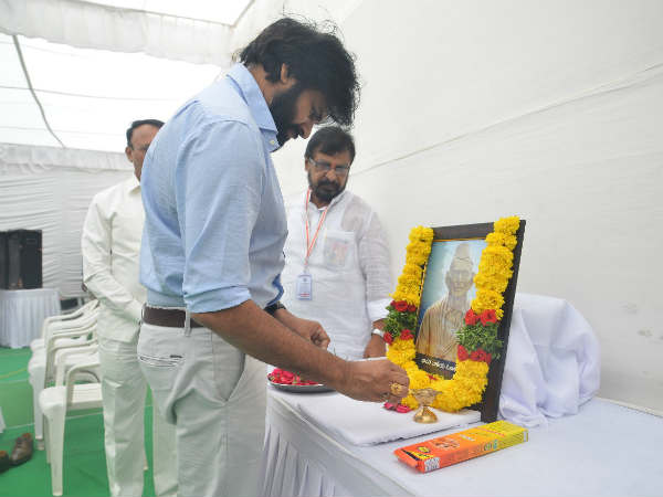  Pawan Kalyan pays tributes to Pingali Venkayya