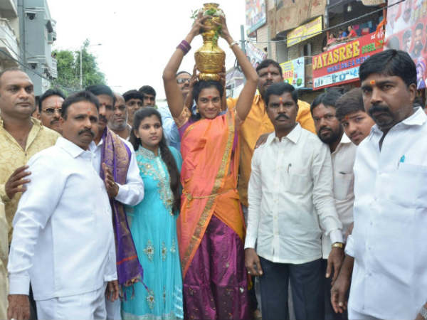 బంగారు బోనంతో సింధు బంగారు బోనంతో సింధు