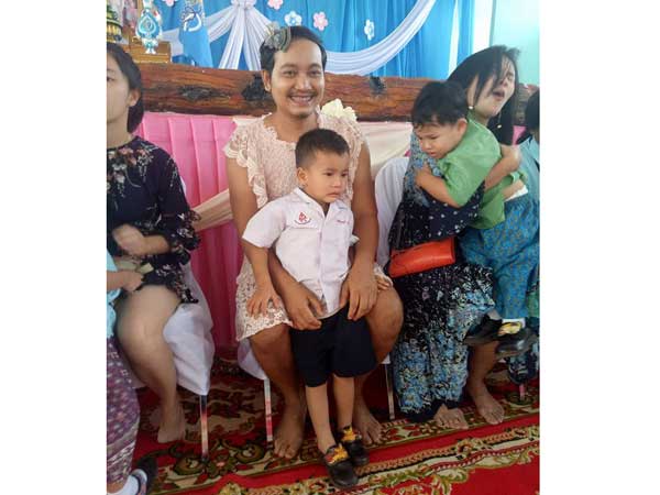 This dad dressed up like a woman for his children who dont have mother