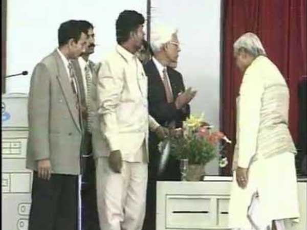 టాక్సీలో వచ్చి ఆశ్చర్యపర్చారు..