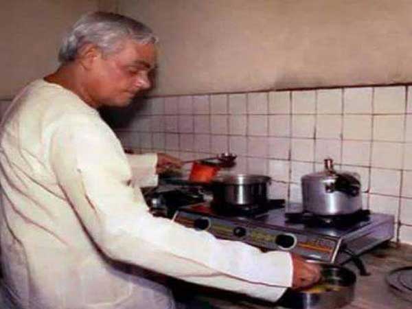 కళ్లు కళ్లు కలిసింది ఇక్కడే..!