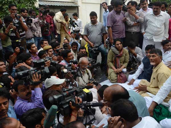 నోటీసులు ఎవరెవరికి అంటే?