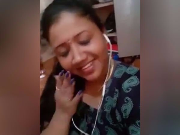 ఫోన్ లో మునిగిపోతుంది