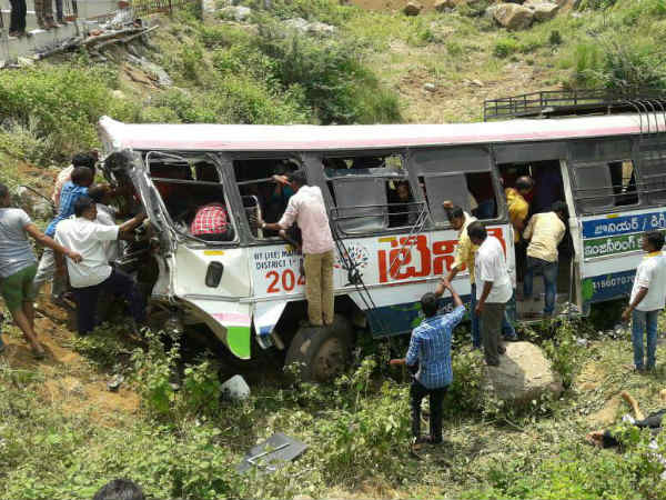 ప్రమాదం జరగ్గానే స్థానిక యువత సహాయం ప్రమాదం జరగ్గానే స్థానిక యువత సహాయం