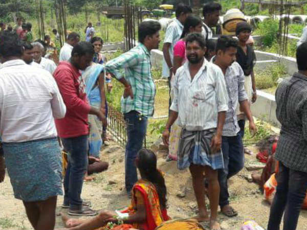 మృతుల కుటుంబాలకు నష్టపరిహారం మృతుల కుటుంబాలకు నష్టపరిహారం