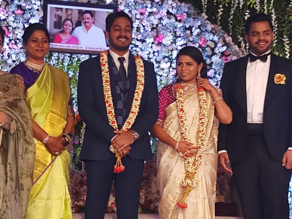 ఆళ్లగడ్డ ప్రజల మధ్య ఆళ్లగడ్డ ప్రజల మధ్య