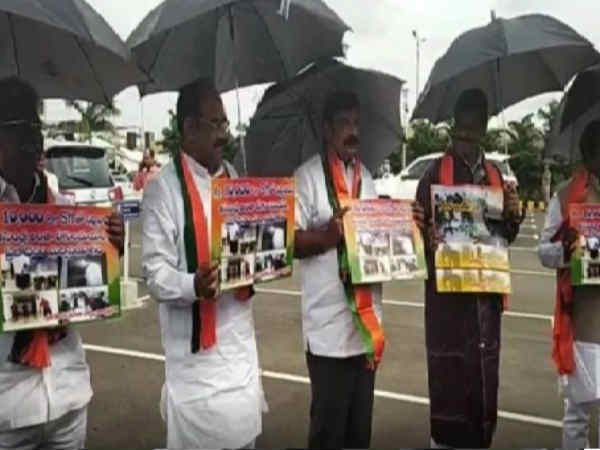 గొడుగులతో...బిజెపి ఎమ్మెల్యే,ఎమ్మెల్సీలు