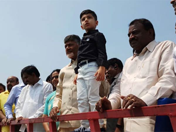 గ్యాలరీ ప్రారంభం.. ఫ్యామిలీతో సందర్శన గ్యాలరీ ప్రారంభం.. ఫ్యామిలీతో సందర్శన