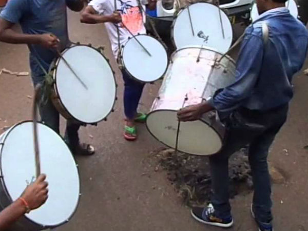 ఆ మోత‌కు ఎవ‌రైనా న‌డుం ఊపాల్సిందే..! న‌గ‌రంలో బ్యాండ్ బాజా అంటే యువ‌త‌లో మ‌హా క్రేజ్..!!