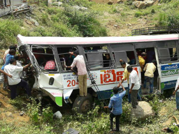 బాధితులకు ఎల్ రమణ పరామర్శ