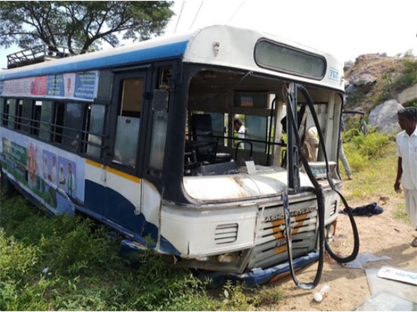 పేలిన టైరు.. అప్రమత్తమైన డ్రైవర్..