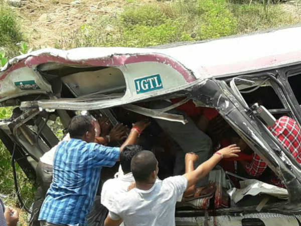 జాగ్రత్త అంటూ గట్టిగా అరిచిన డ్రైవర్