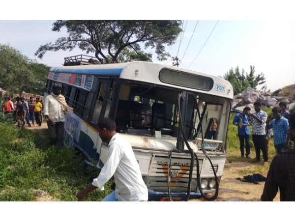 బస్సు పైనుంచి కిండిపడిన యువకులు