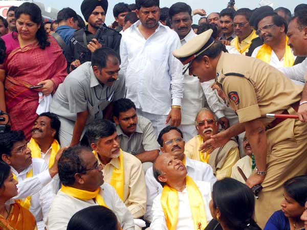 బలవంతంగా తరలింపు బలవంతంగా తరలింపు