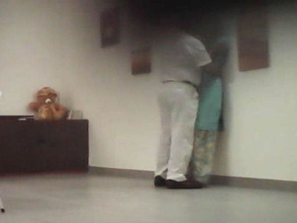 అమ్మాయిల్ని బలవంతంగా దగ్గరకు తీసుకొని, ముద్దులు అమ్మాయిల్ని బలవంతంగా దగ్గరకు తీసుకొని, ముద్దులు