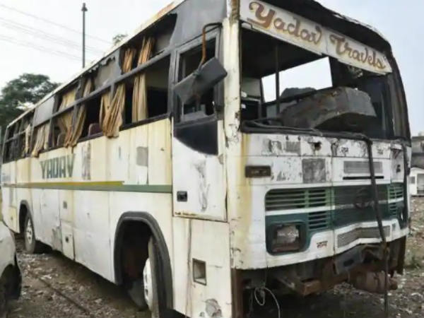 బస్సును జాగ్రత్తగా కాపాడుతూ వచ్చిన పోలీసులు