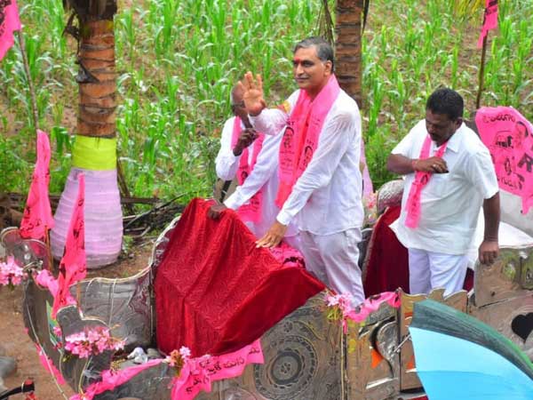  హరీశ్‌కు నీరాజనాలు
