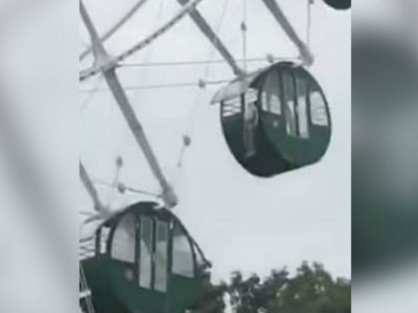 ఫెర్రీస్ వీల్‌లో చిక్కుకున్న బాలుడు