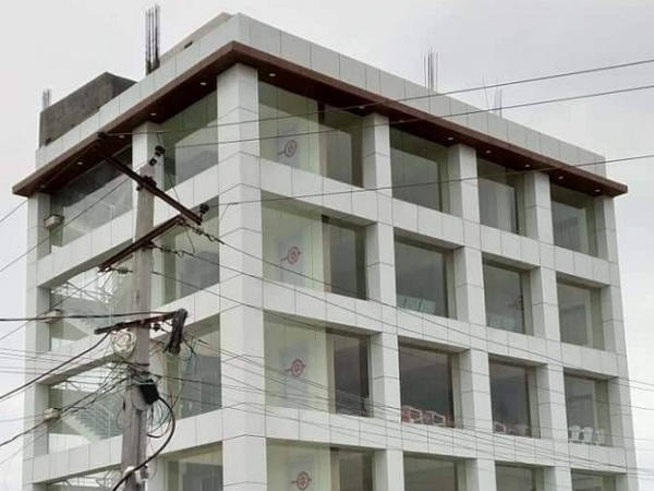 కార్పోరేట్‌ స్టైల్‌లో...భారీ భవనం