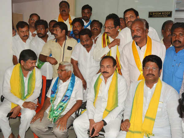 తెరాసను ఓడించాలంటే ఒక్కటి కావాలి