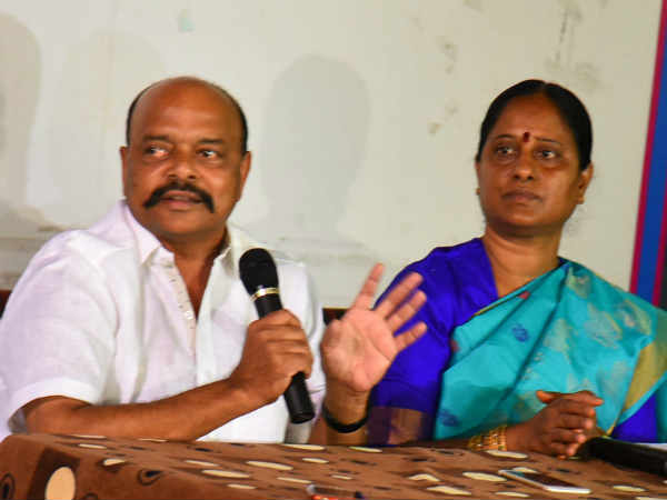 పొమ్మనలేక పొగబెడుతున్నారు..