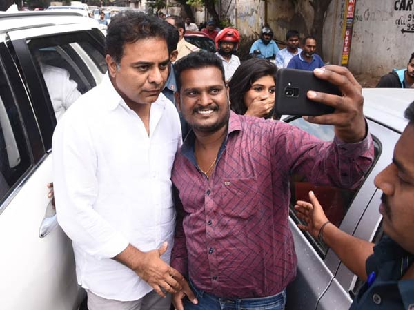 కేటీఆర్ వాహనం దిగి సెల్ఫీ ఇచ్చారు