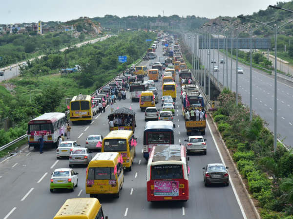 సభ ముగిసిన తర్వాత ఒకేసారి ఔటర్ పైకి వాహనాలు సభ ముగిసిన తర్వాత ఒకేసారి ఔటర్ పైకి వాహనాలు