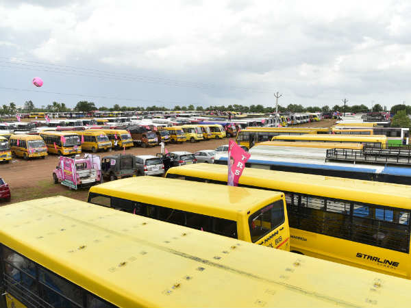 పెద్ద ఎత్తున నిలిచిన వాహనాలు పెద్ద ఎత్తున నిలిచిన వాహనాలు