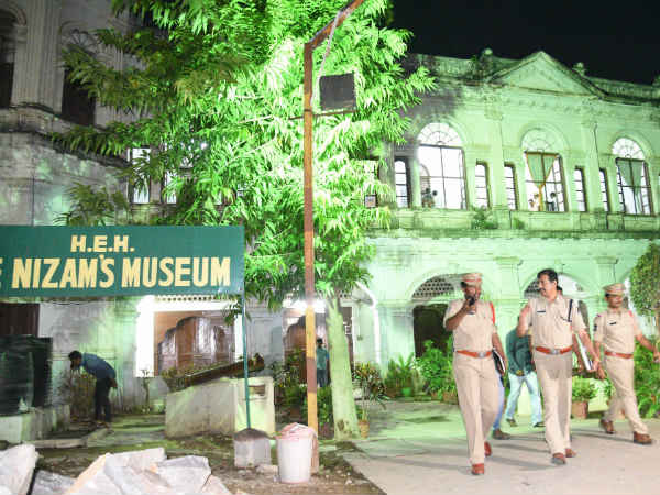 మ్యూజియం మొదటి అంతస్తులో కడ్డీలు తొలగించి