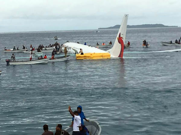 సరస్సులోకి దూసుకెళ్లిన విమానం