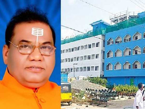  డేరా బాబాను మించిపోయాడు, మహిళలతో అసభ్య ప్రవర్తన