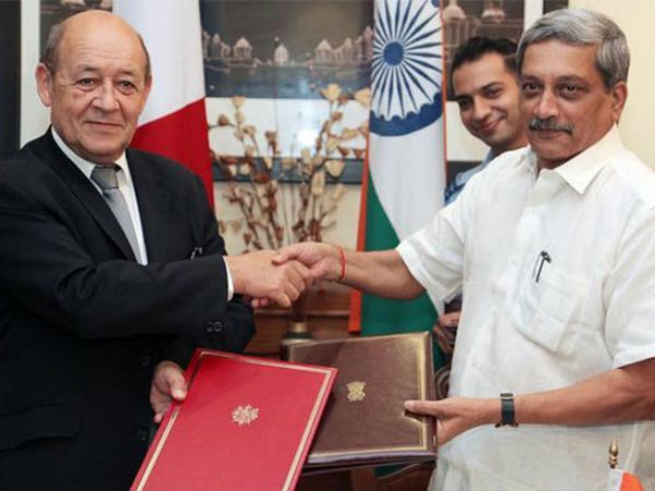 అభ్యంతరాలు ఉన్న ఫైలును స్టడీ చేస్తున్న కాగ్