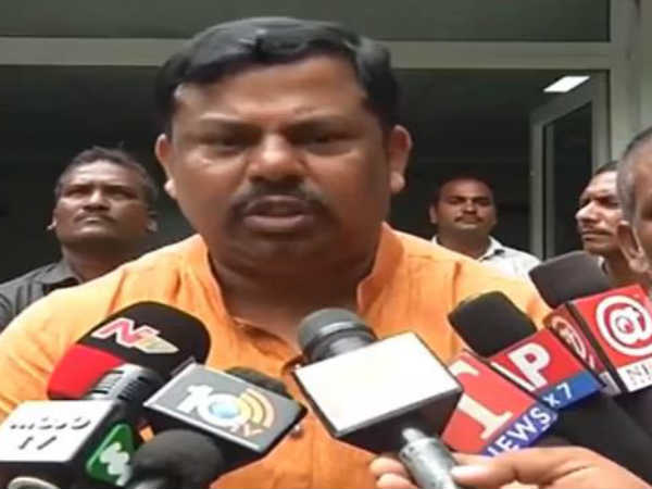 కారు స్టీరింగ్ ఎంఐఎం చేతిలో..