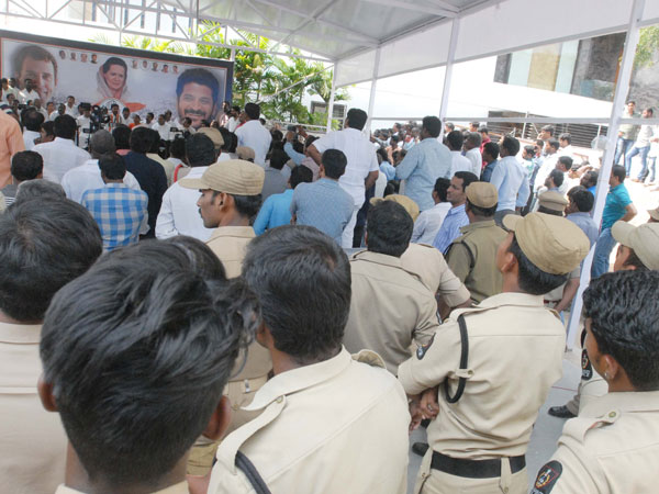 కేసీఆర్‌ కుటుంబసభ్యులకు సవాల్‌..