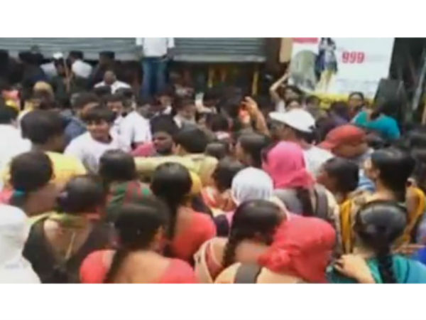 షాపింగ్ మాల్ మూసివేత.. మహిళల ఆగ్రహం షాపింగ్ మాల్ మూసివేత.. మహిళల ఆగ్రహం