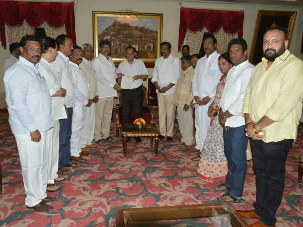 గవర్నర్‌ను కలిసిన టీడీపీ బృందం