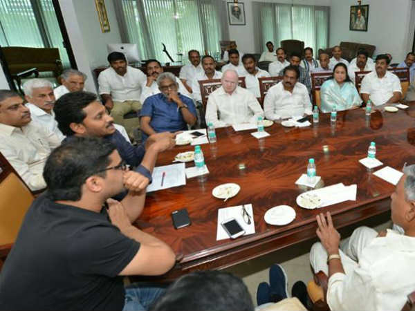 పీకే స‌డెన్ షాక్..! అయోమ‌యంలో వైసీపి ముఖ్య‌నేత‌లు..!!