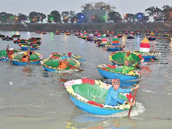 శిక్షణ పొందిన అమ్మాయిలు..