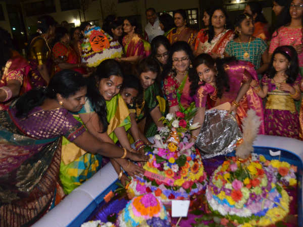 ఆకట్టుకున్న దాండియా